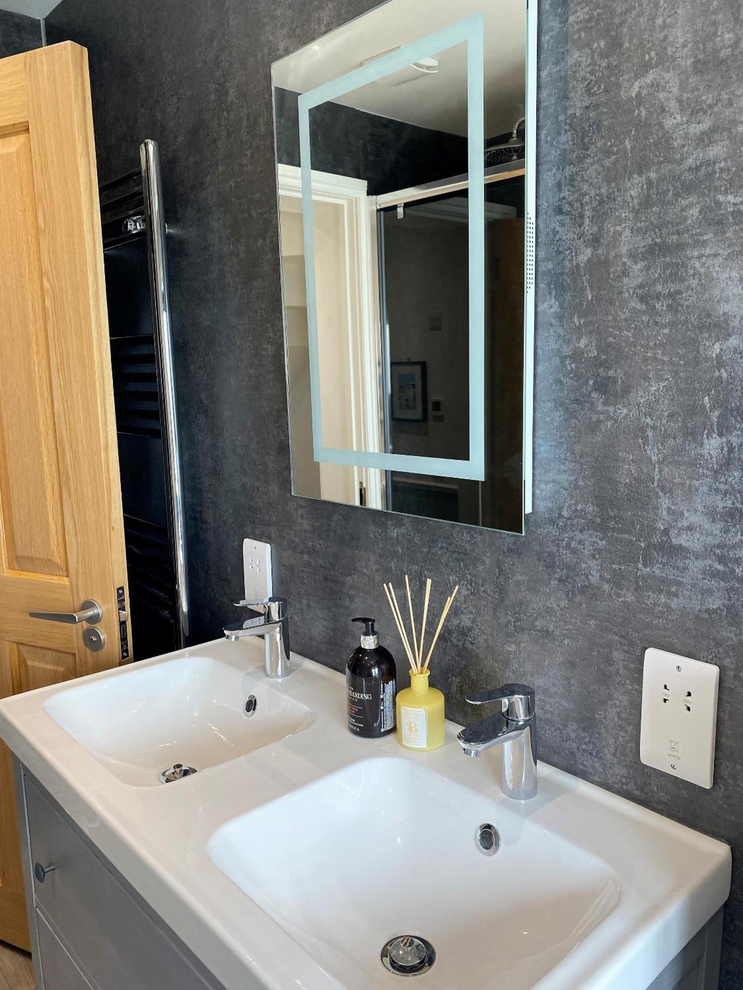 Superb Townhouse Near Vibrant Gloucester Road Бристоль Экстерьер фото